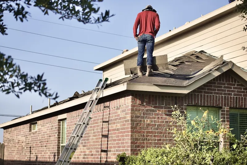 Professional roofer working on a residential roof in Quinta Do Lago